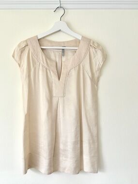 Classiques Entier cream linen silk scoop plunging v-neck cap sleeve flowy blouse